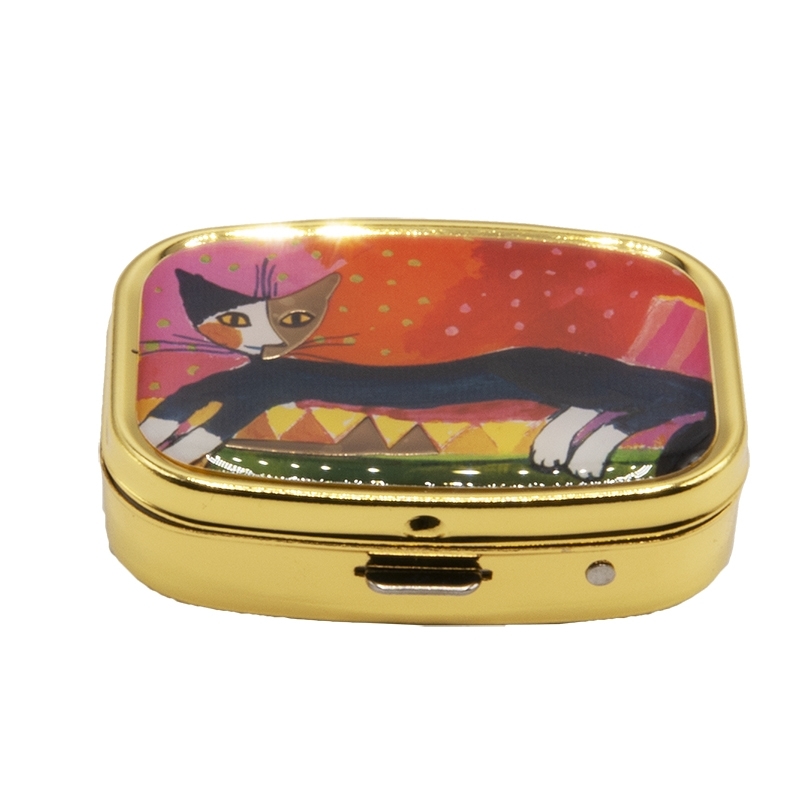 Pillbox, Wachtmeister, Cat on sofa